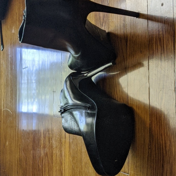 Aldo Black Bootie - Picture 2 of 2